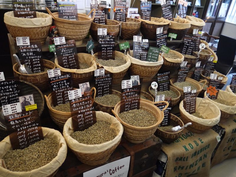 たくさんの種類のコーヒー生豆が展示してあります。